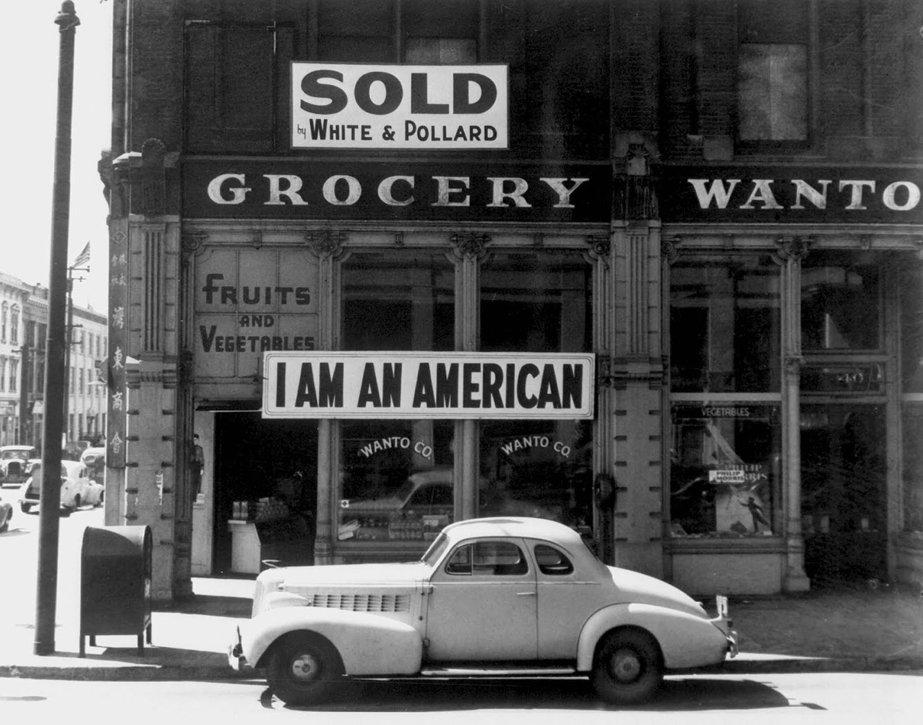 Dorothea Lange:  Oakland, California, 1942 kovo 13