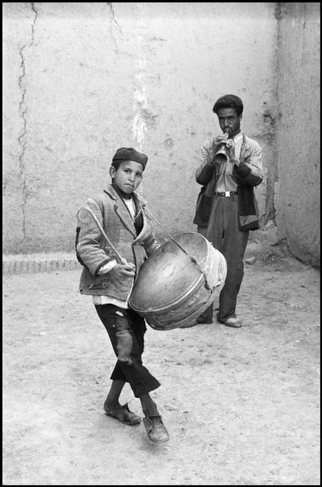 Inge Morath: gatvės muzikantai, Isfahan, Irakas, 1956 m.