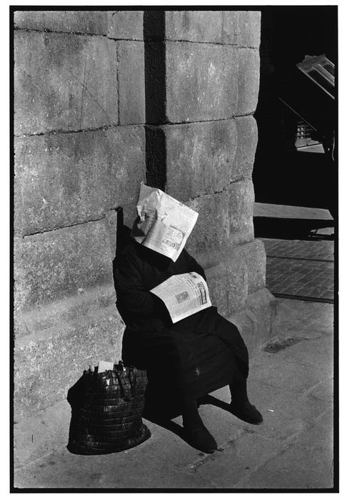 Inge Morath: Loterijos pardavėjo siesta, Madridas, Ispanija, 1955 m.