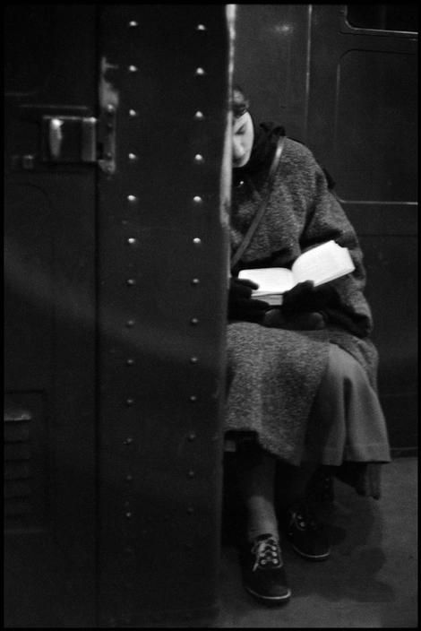 Inge Morath: Moteris skaitanti metro, Niujorkas, 1957 m.