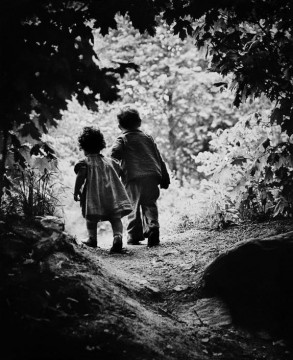 W. Eugene Smith: „Ėjimas į rojaus sodą“, JAV 1946 Nuotraukoje Smith’o vaikai Patrick ir Juanita